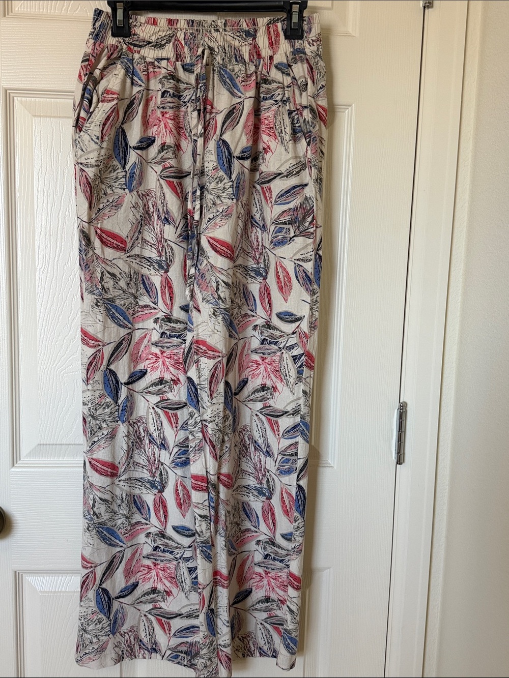 Briggs Cream Wide-Leg Pants with Blue & Pink Leaf Motif